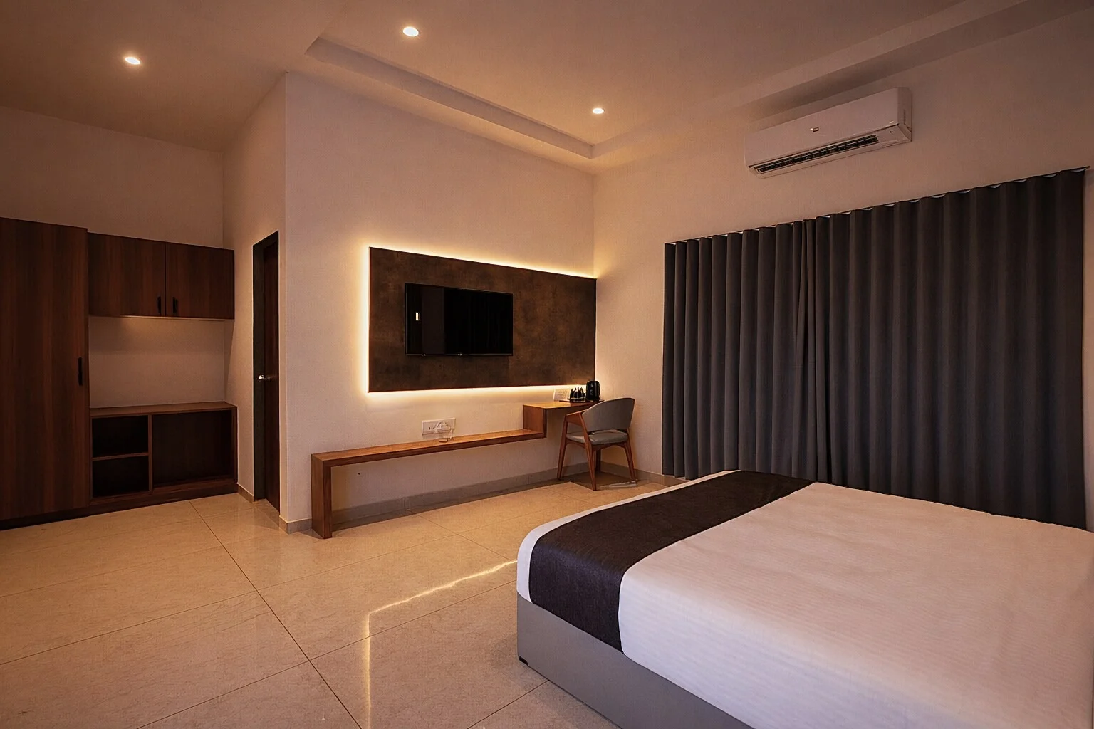 Suite Room With Bathtub